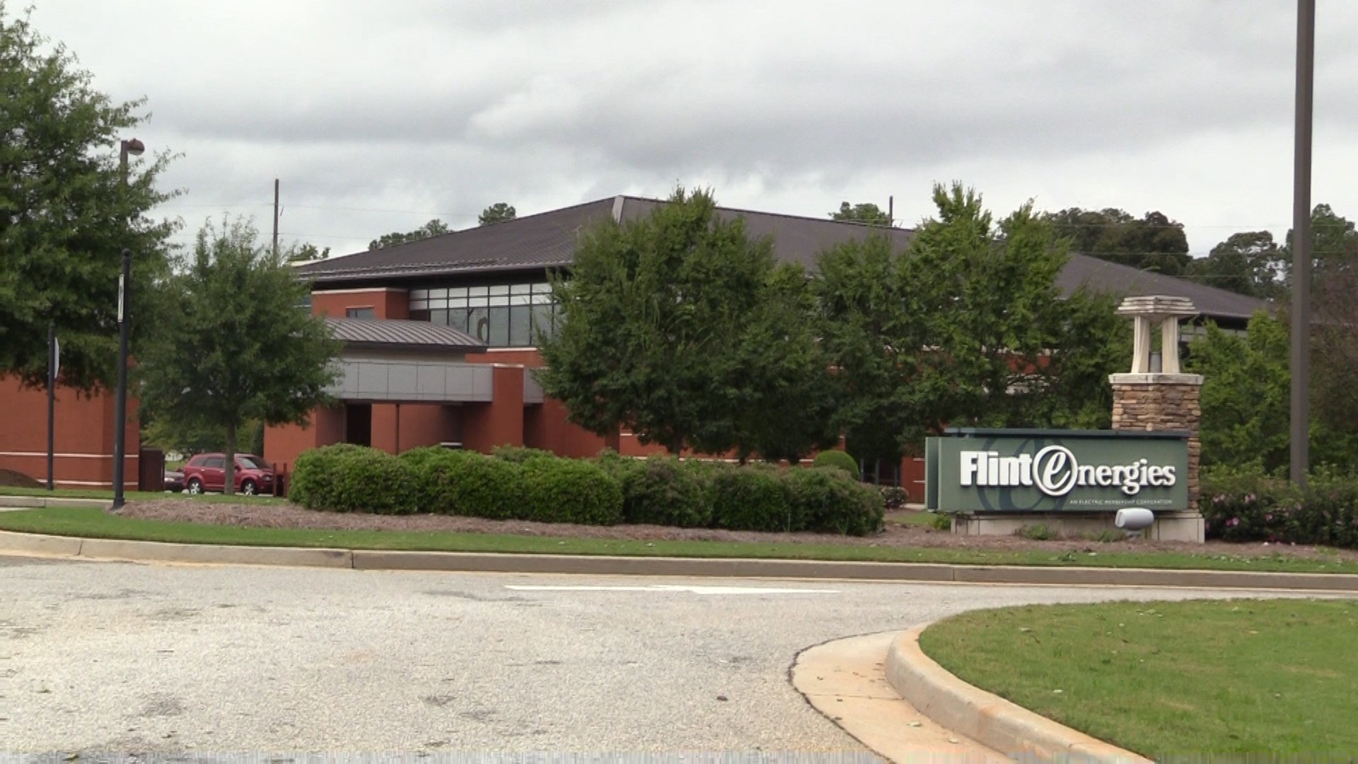 Thousands of Flint Energies customers without power; repairs slowed