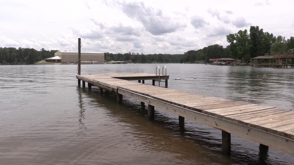 The Dept. of Natural Resources believes 40-year-old Roba Jackson died from drowning at Lake Sinclair Monday.