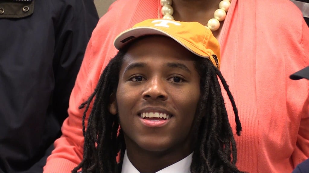 Marquez Callaway signed with Tennessee Wednesday morning.