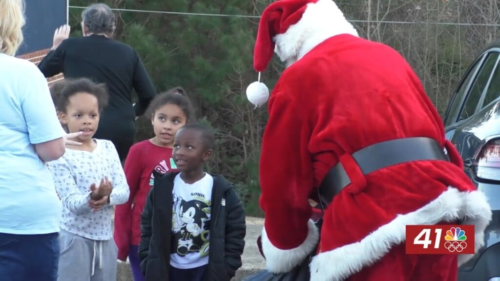 Santa Makes Early Christmas Eve Stop In Macon To Deliver Gifts To Family In Need