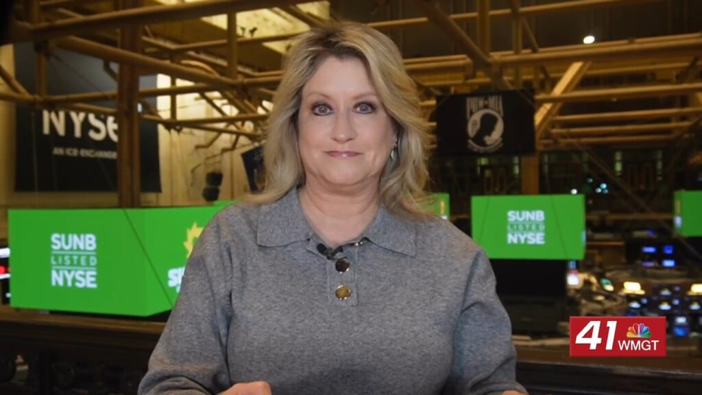 Morning Business Report: Oil Prices Surge After Iran Reportedly Closes Strait Of Hormuz, Mortgage Rates Rise