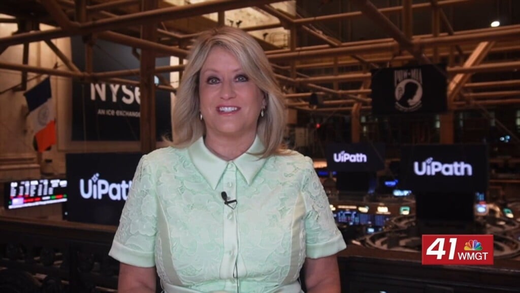 Morning Business Report: Apple Leadership Change, Labor Resignation And Market Moves