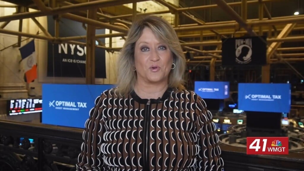 Morning Business Report: Walmart Launches New Fashion Brand As Labor Day Travel Rush Approaches