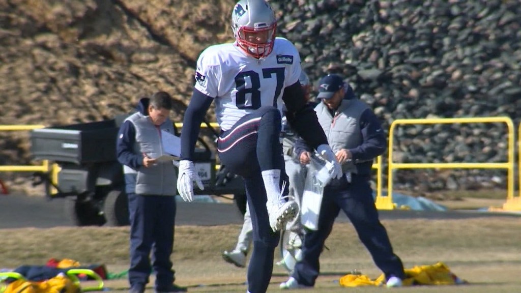 Patriots' Tom Brady practices without glove as Rob Gronkowski returns to  practice