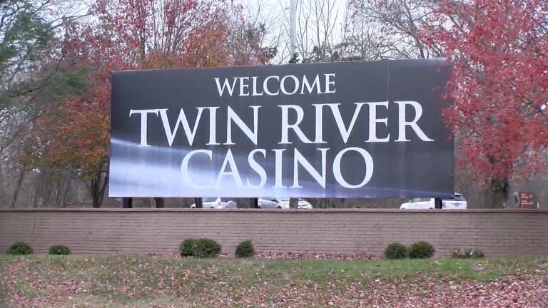 hampton inn shuttle to twin river casino