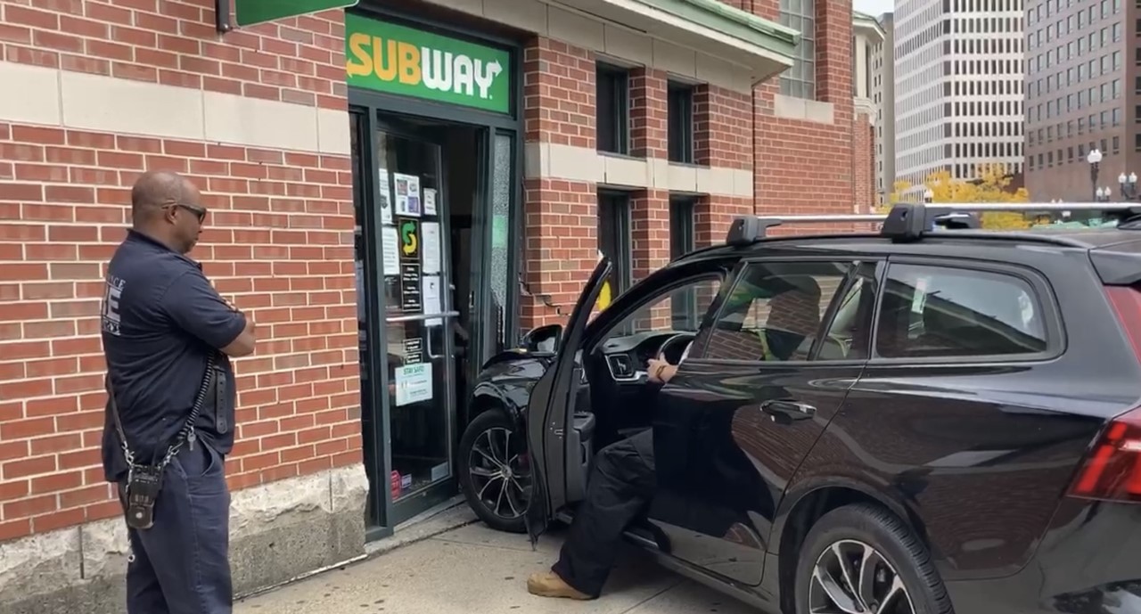 Car Slams Into Subway Restaurant In Kennedy Plaza Abc6