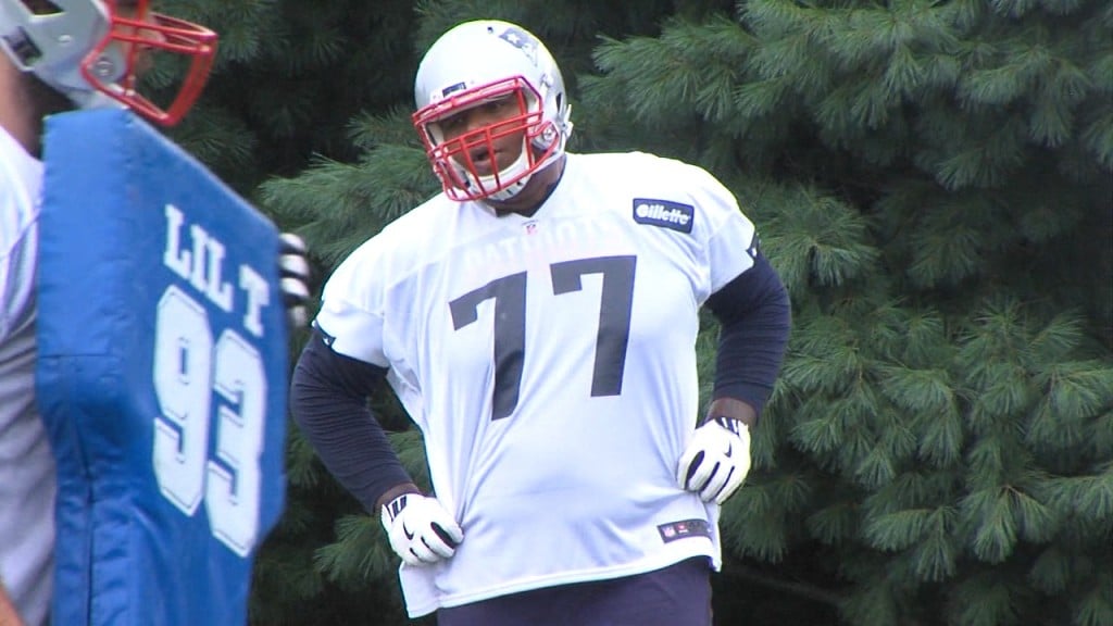 00042752 Pats Vo Trent Brown Joe Thuneystill001