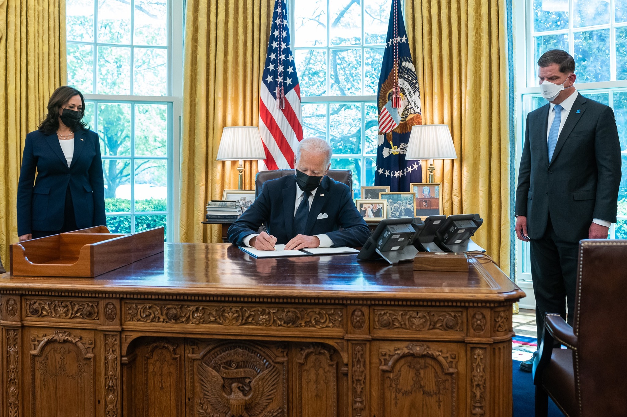 Biden signs 15 minimum wage for federal contract workers ABC6