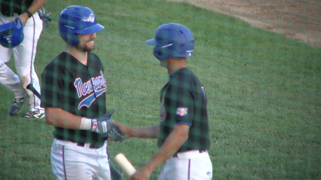 10496 Vo Gulls Waves V Isteelestill001