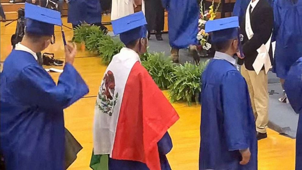 Student Mexican Flag Graduation 01 Ht Iwb 210605 1622915852955 Hpmain 16x9 992