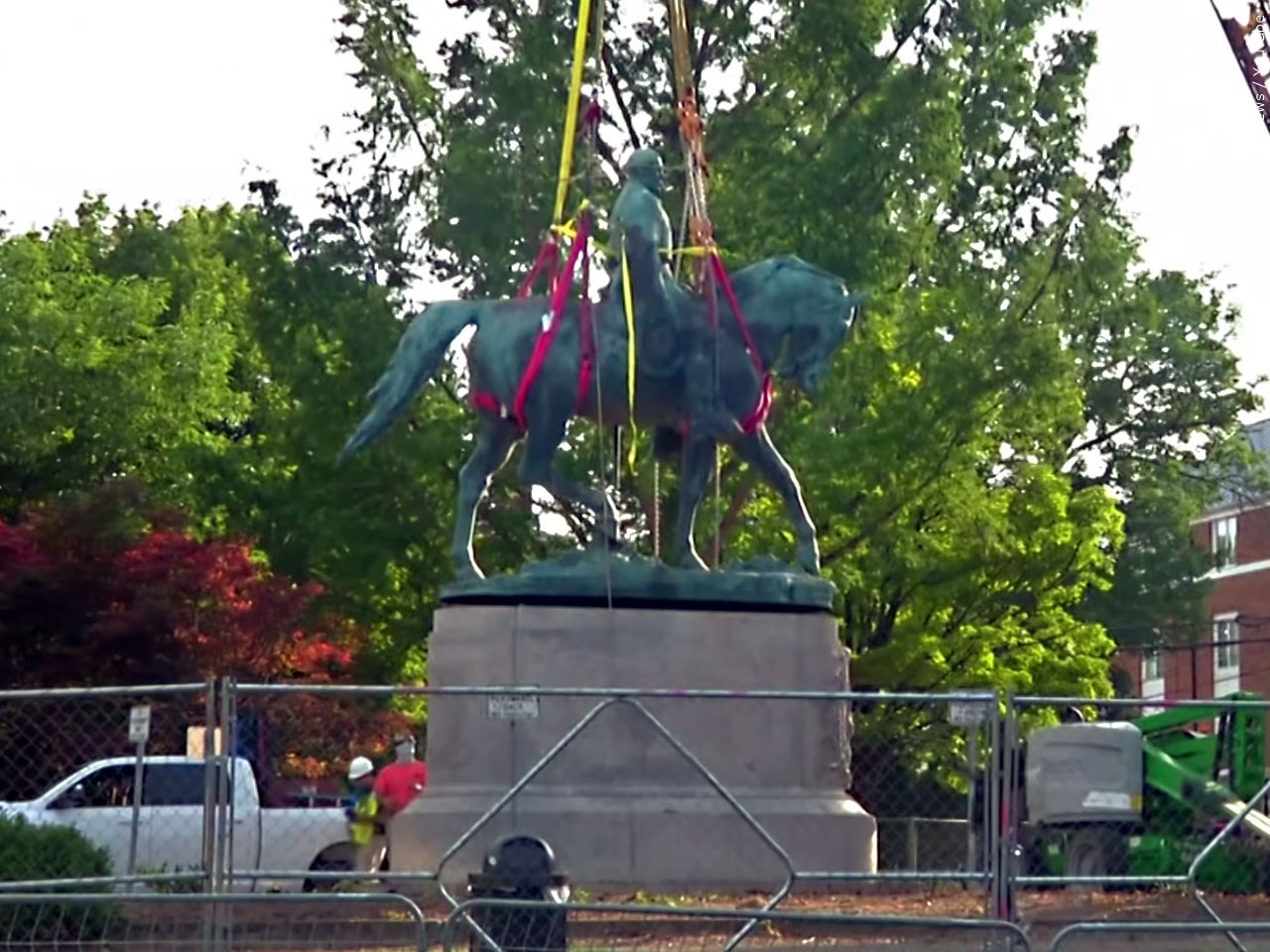 Virginia removes 12ton Robert E. Lee statue from Richmond's Monument