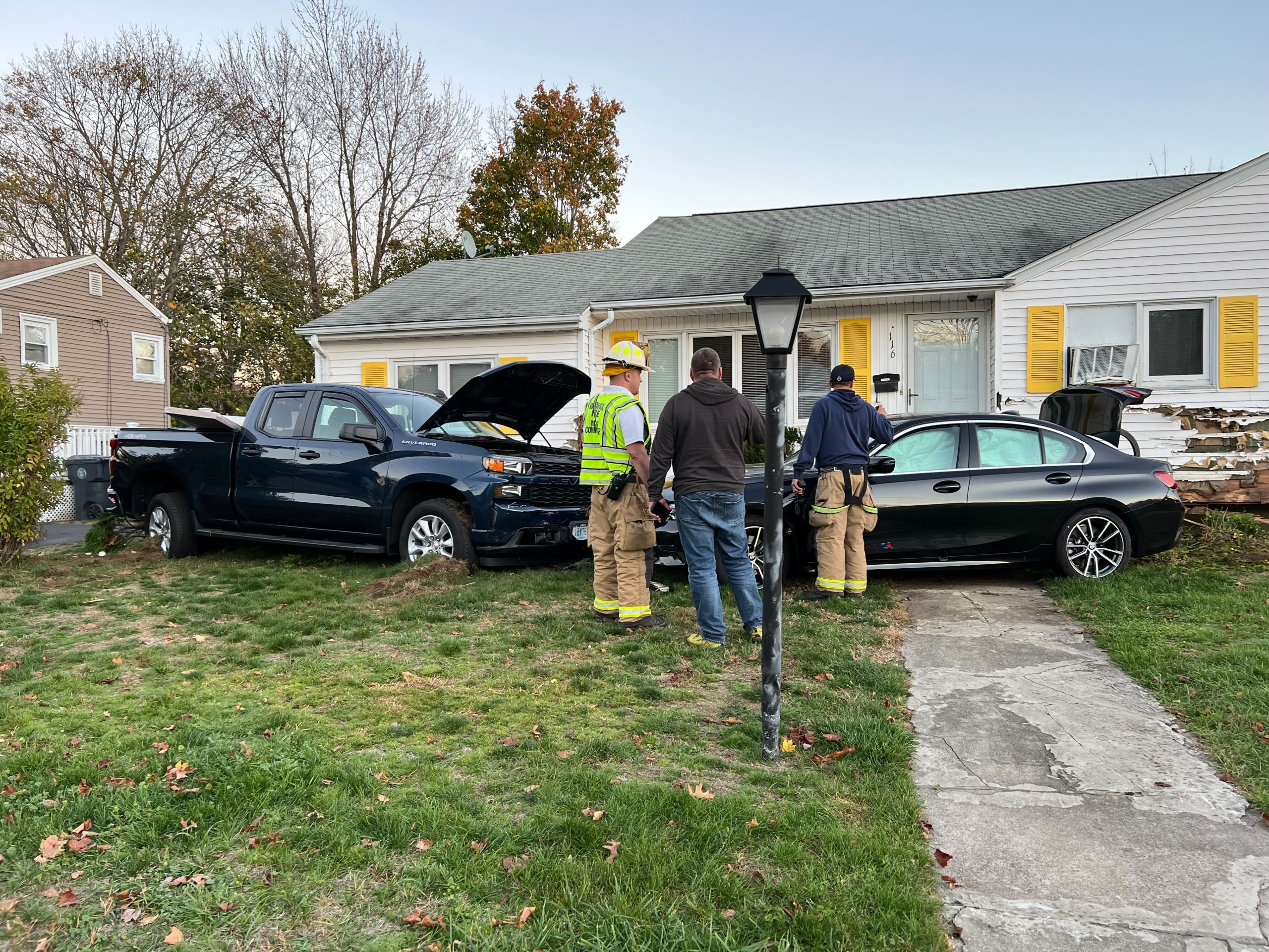 2 vehicle crash in Warwick ends up in home owners front yard