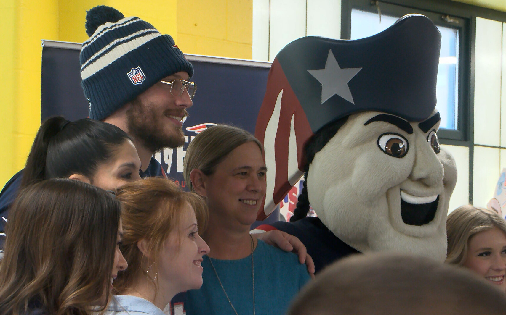 Patriots' Cole Strange visits Young Wood Elementary students ABC6