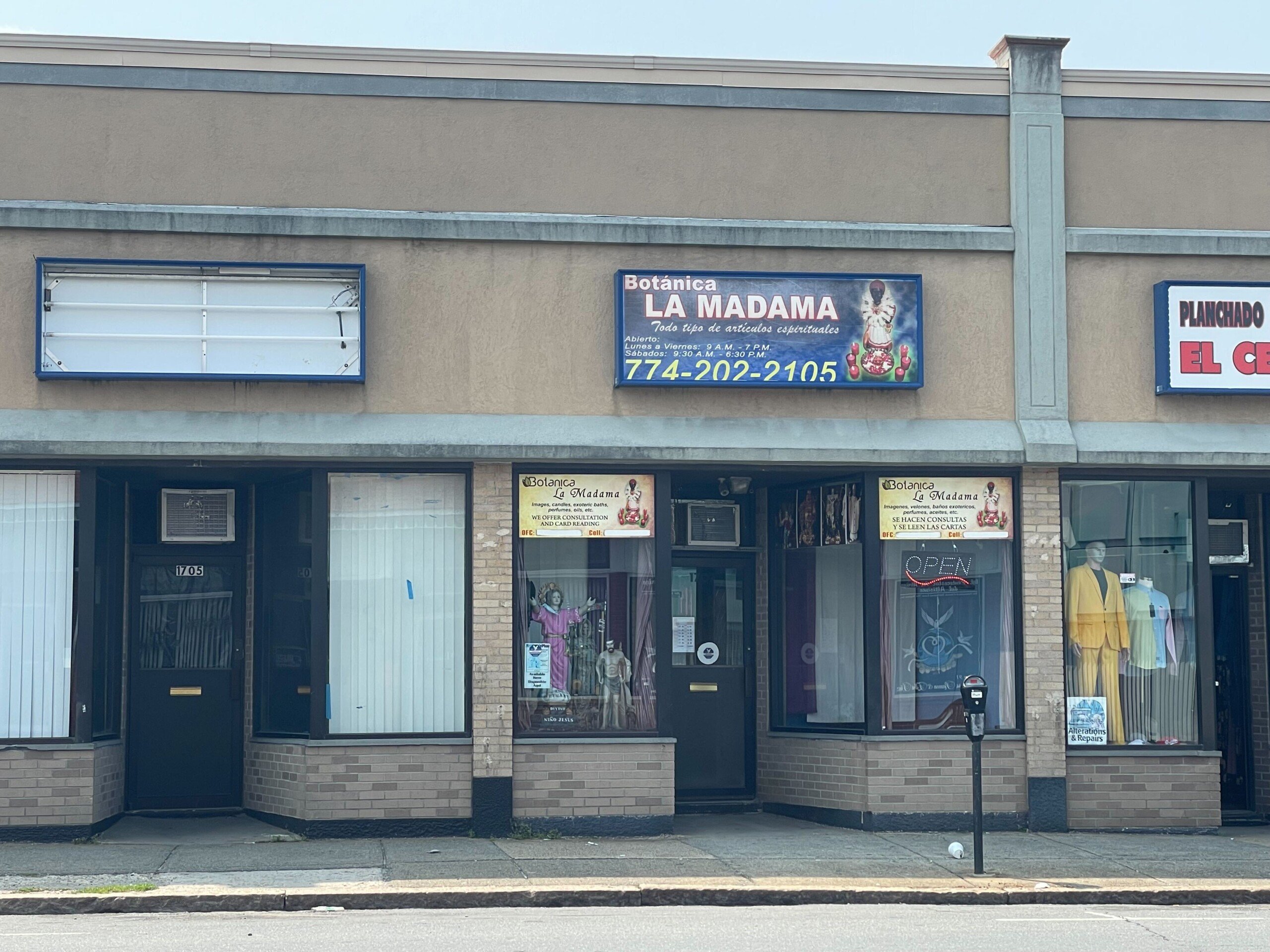 FBI spotted taking items from New Bedford store ABC6