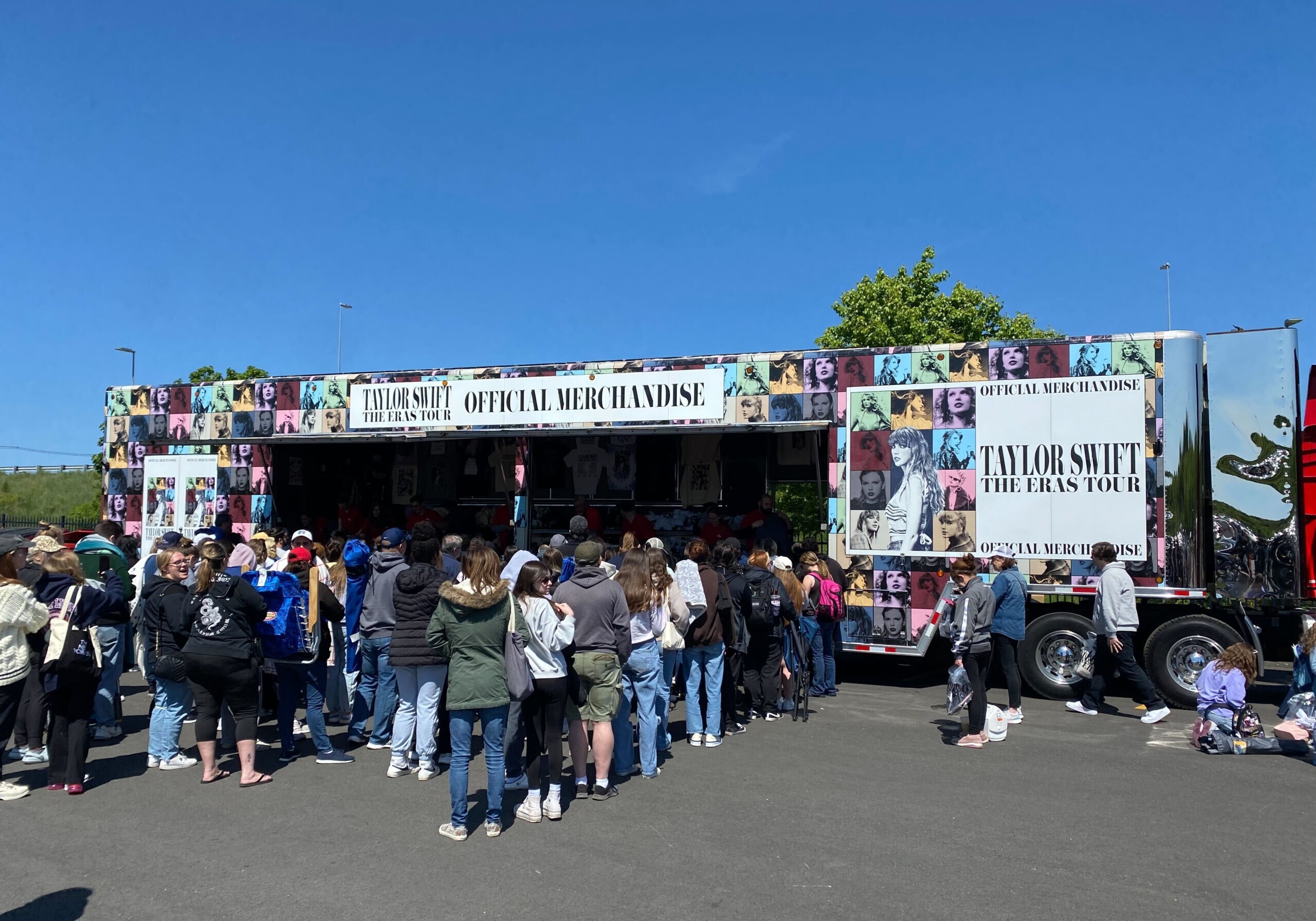 Swifties wait hours at Gillette to buy 'The Eras Tour' merchandise as  Taylor Swift brings show to Massachusetts