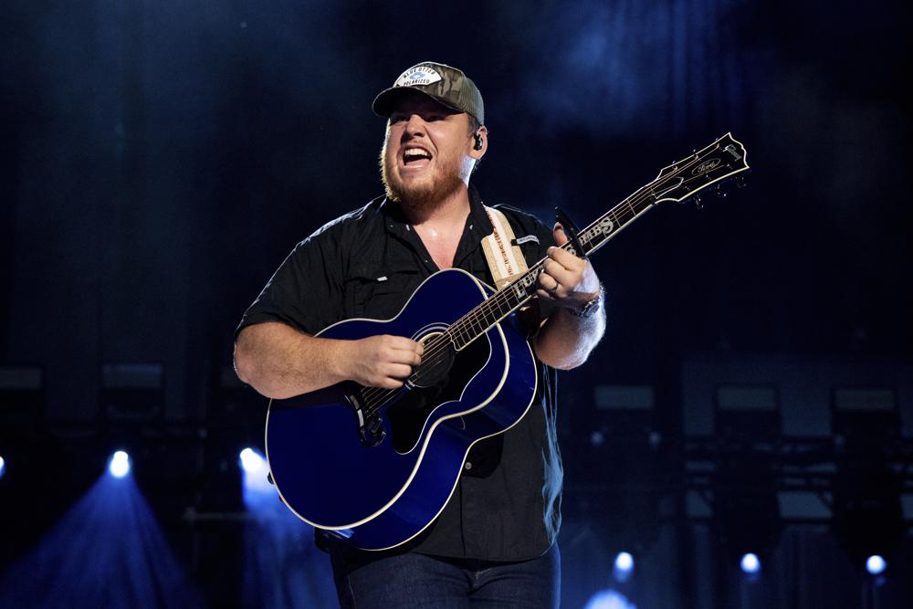 Luke Combs to make his Gillette Stadium debut this weekend ABC6