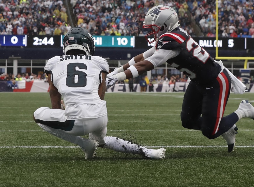 Eagles win season opener against the New England Patriots, 25-20