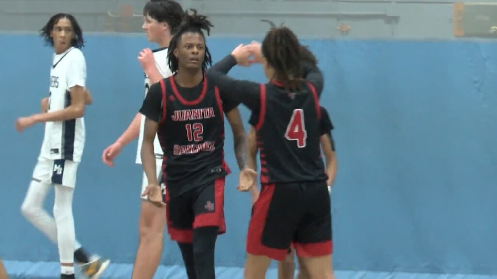 Juanita Sanchez Edges Moses Brown To Stay Unbeaten In Division Iii