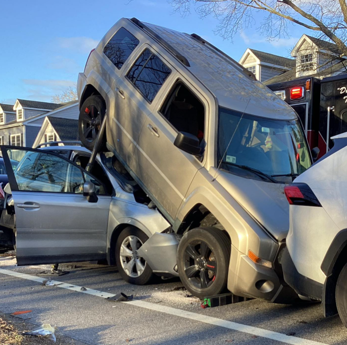 Cars pile up in multivehicle Kingston crash ABC6