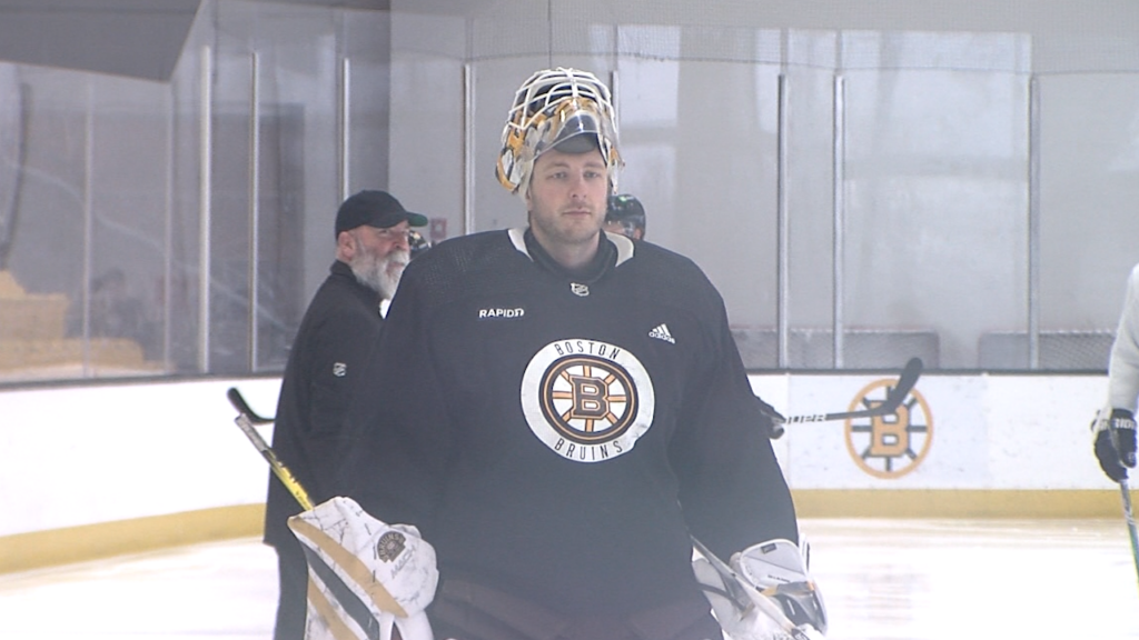 59216 Vo Bruins Rv Ullmark Trade Isteele00 00 35 27still001