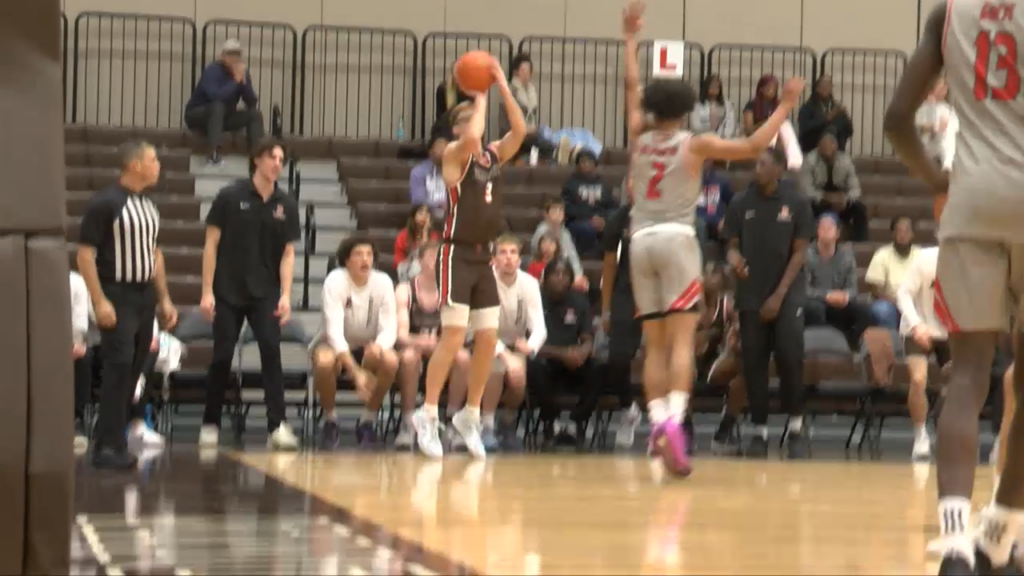 78885 Pkg Sportscast 11 P Ian 111724 Isteele00 01 56 55still001