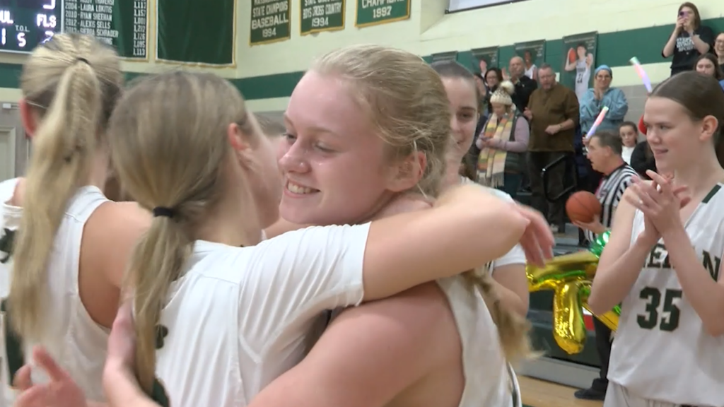 88421 Vo Pc Holy Cross Mlax V Isteele00 03 03 45still002