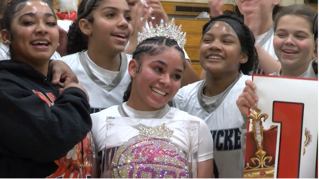 88421 Vo Pc Holy Cross Mlax V Isteele00 04 36 52still003