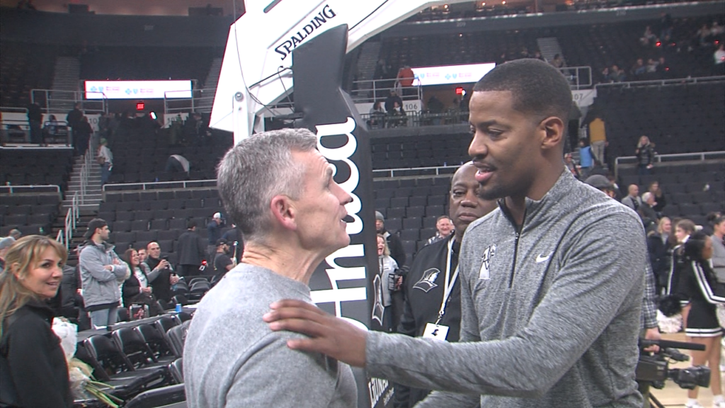 90215 Pkg Ian Sports 11pm 21525 Pkg Ncoit00 01 29 05still002