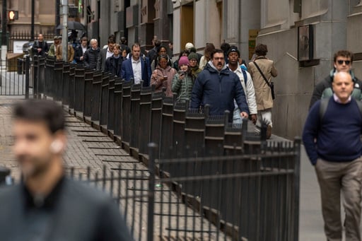 Hiring Stalls With Us Companies Reluctant To Expand In An Uncertain Economic Landscape