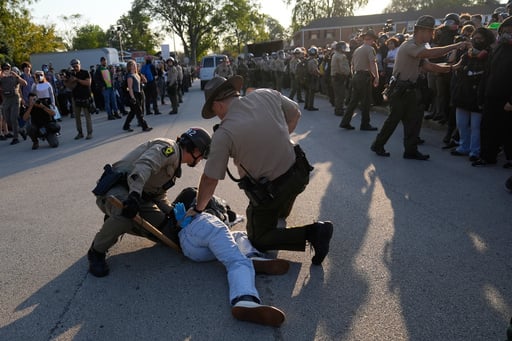 Noem Visits Chicago Area Ice Facility As Agents Arrest 13, Raid City Neighborhoods