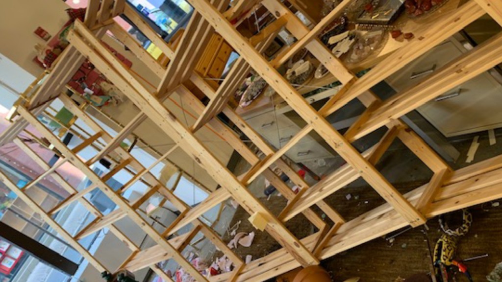 Lootedbiz530.still002