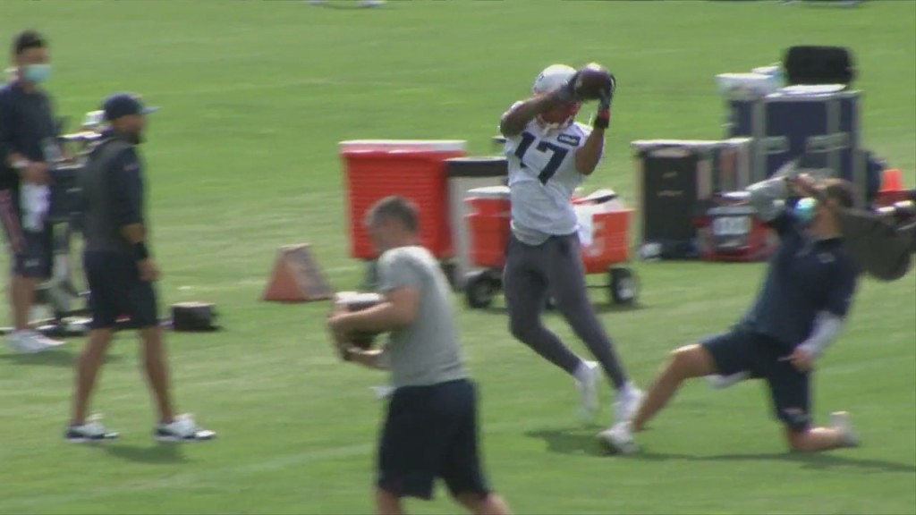 Patriots Sign 16 Players, Including Two Kickers, To Practice Squad