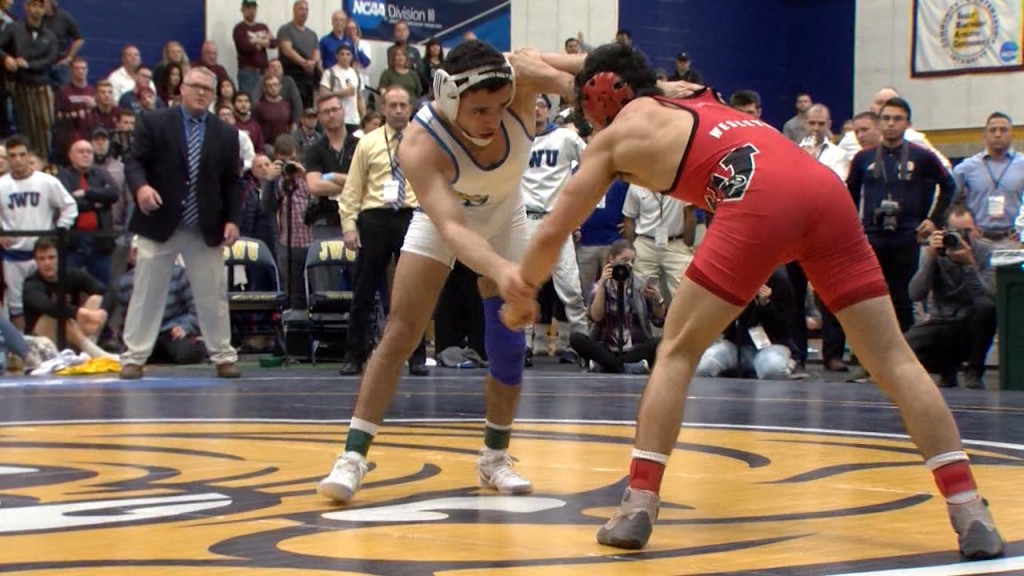 00022630 Dunk Ncaa Host Vo.mpg.still004