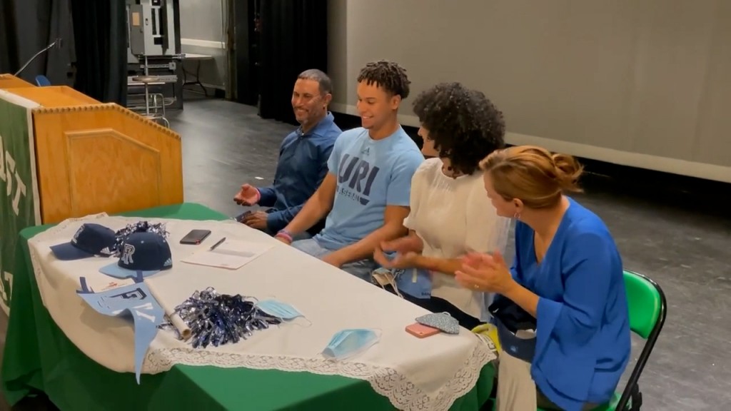 Fernandez Signs 11 10