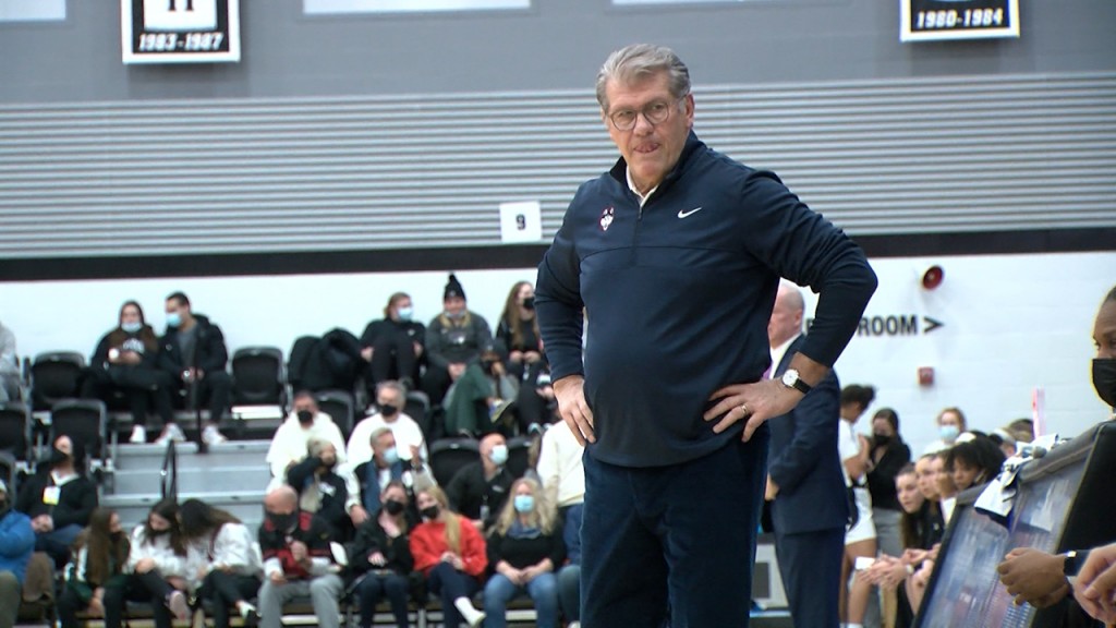 46535 Vo Pc Uconn Wbb V Isteele00 00 00 22still001