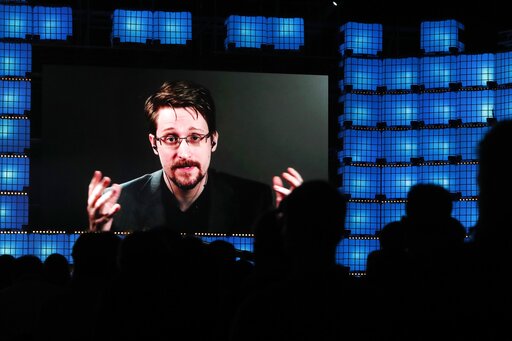 Snowden Receives Russian Passport, Takes Citizenship Oath