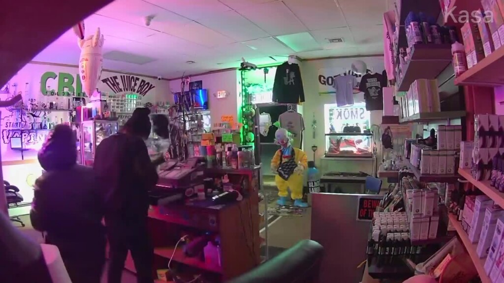 Juice Box Vape Shop Shared This Video Of Burglars Robbing The Store