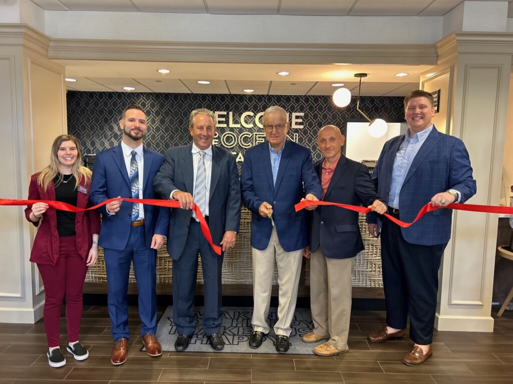 Thumbnail Ribbon Cutting Hampton Inn 62424 2