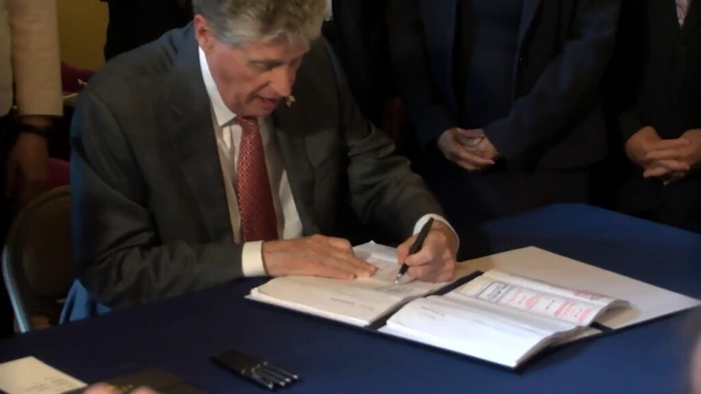 Mckee Signs Leobor Reform Bill