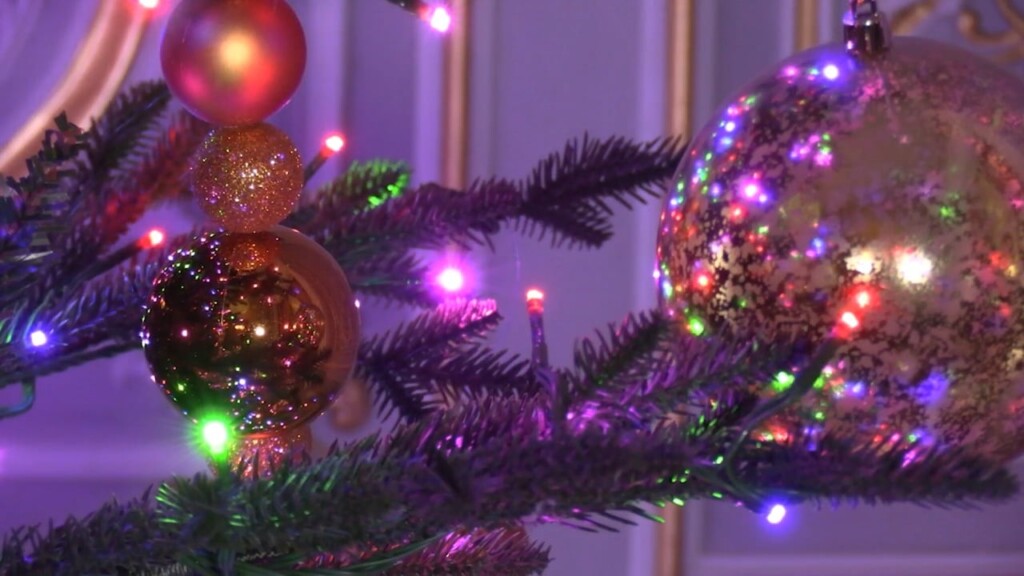 Newport Mansions Decorated For The Holidays