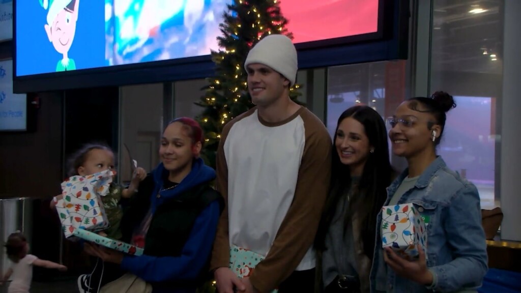 Patriots’ Hunter Henry Gifts Holiday Presents To Foster Children