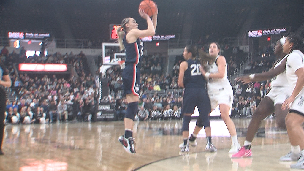 89349 Vo Pc Uconn Wbb Rv Isteele00 00 37 52still001