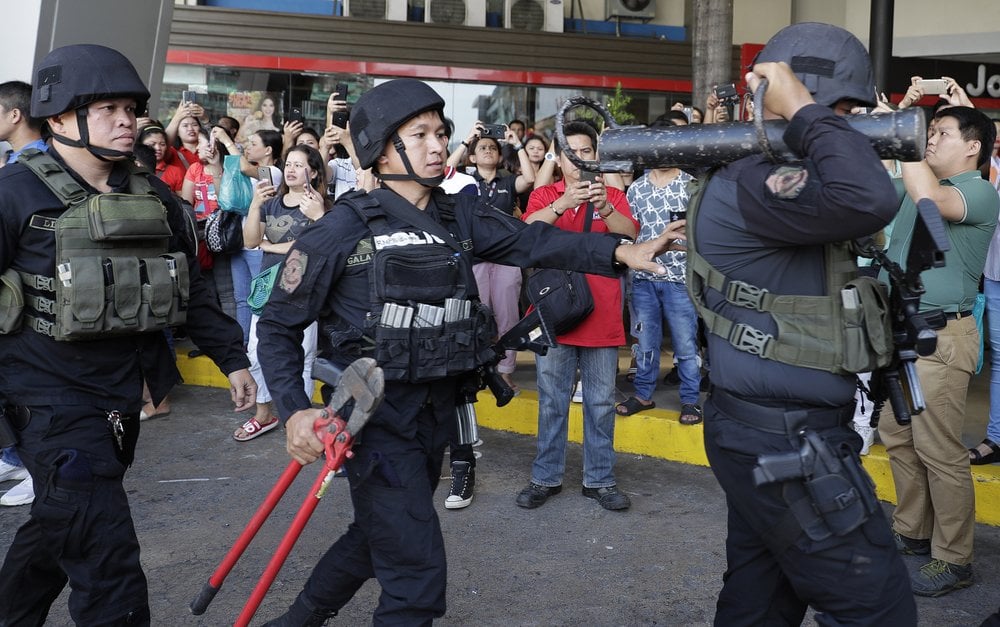 Disgruntled ex-guard takes dozens of hostages in Manila mall