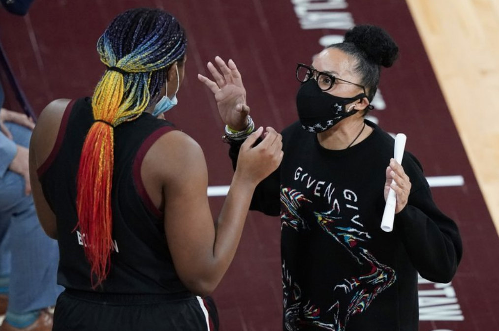 Dawn Staley with mask on talking to Aliyah Boston - ABC Columbia