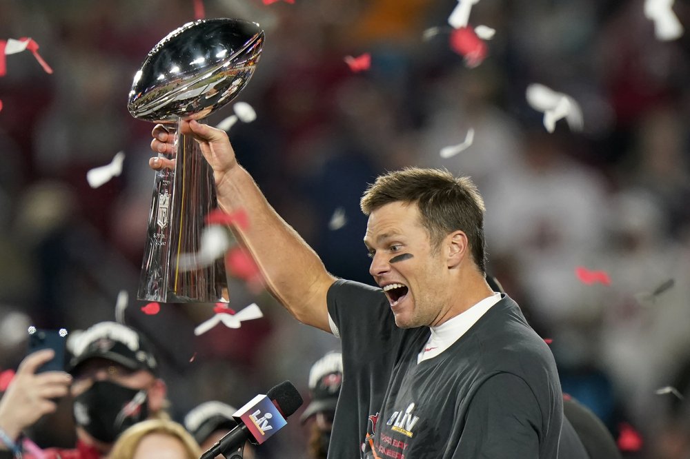 tom brady holding lombardi