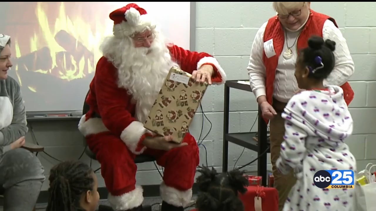 Signing Santa visits deaf students at Brennen Elementary School - ABC ...