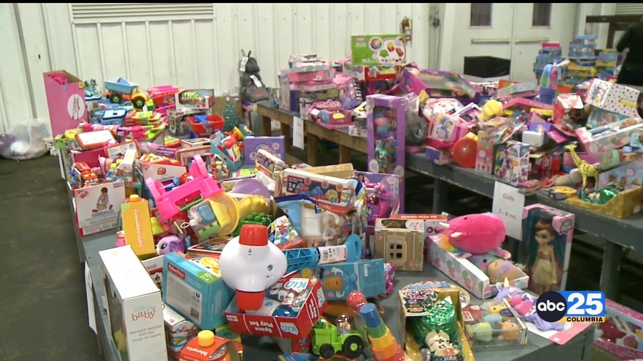 Salvation Army 'Angel Tree' volunteers help at the toy warehouse - ABC ...