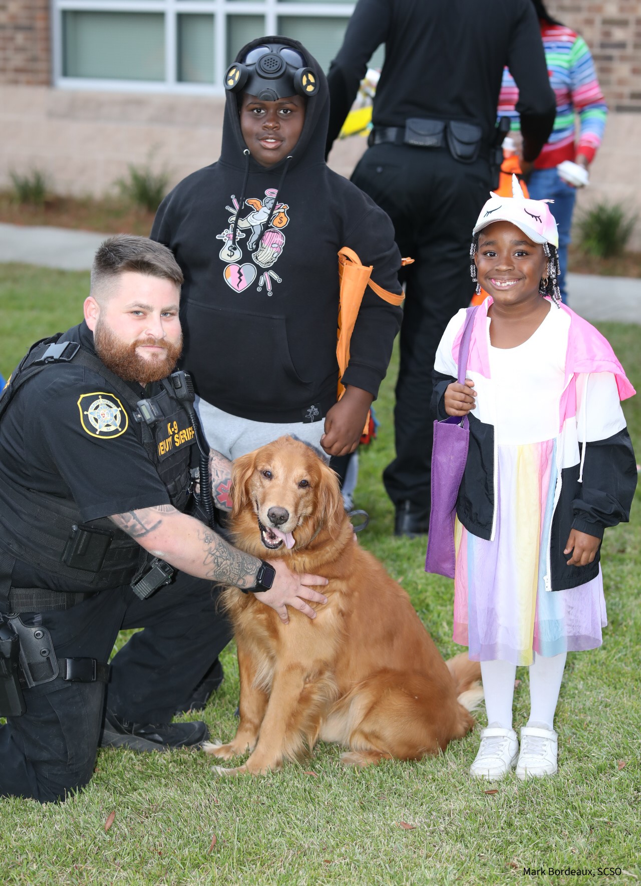 231031 Trunk or Treat Mosier and Rojo with children - ABC Columbia