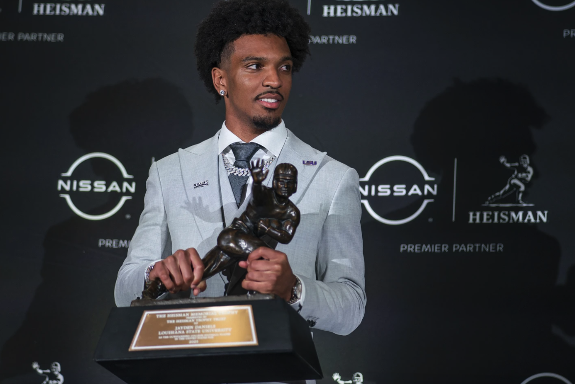 LSU QB Jayden Daniels overcomes being out of playoff hunt to win ...