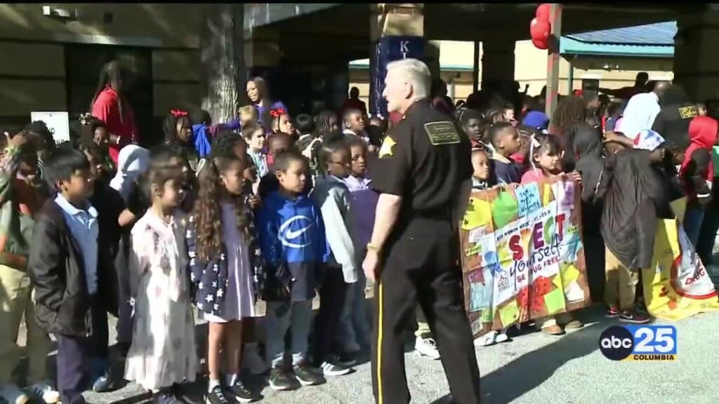 Pine Grove Elementary Holds Red Ribbon Week Parade